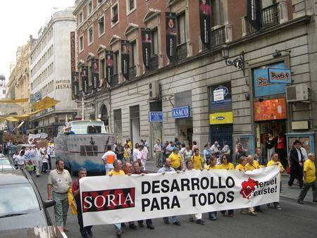 Manifestación en Madrid de Teruel y Soria hasta las puertas del Senado. 27 de septiembre de 2003
