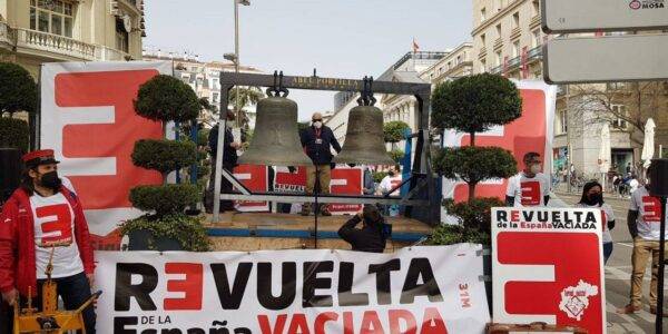 Las campanas repican frente al Congreso y en pueblos de medio país para conmemorar el aniversario de la España Vaciada