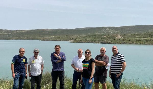 Teruel Existe se reúne con vecinos de Alcaine y Lechago para trasladar su oposición a la instalación de fotovoltaicas en pantanos